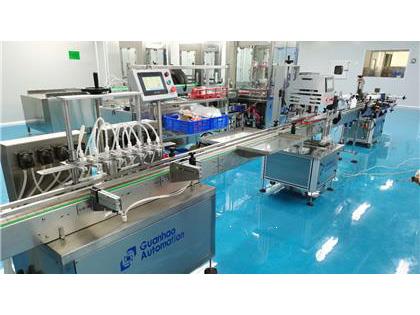 灌裝機(jī)，旋蓋機(jī)，貼標(biāo)機(jī)，生產(chǎn)車間安裝完成